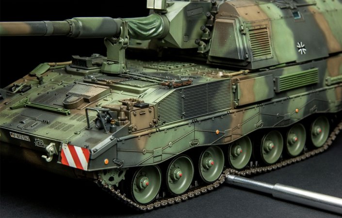 MENG Plastikový model samohybné houfnice Panzerhaubitze 2000 (German self-propelled howitzer)