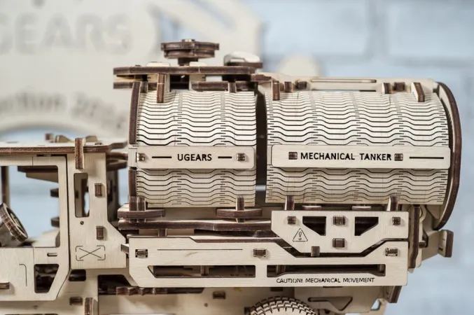 UGEARS 3D dřevěné mechanické puzzle - Náklaďák s cisternou UGM-11