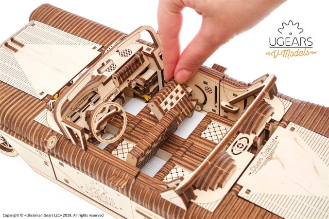 UGEARS 3D dřevěné mechanické puzzle - Kabriolet snů VM-05 (50's convertible)